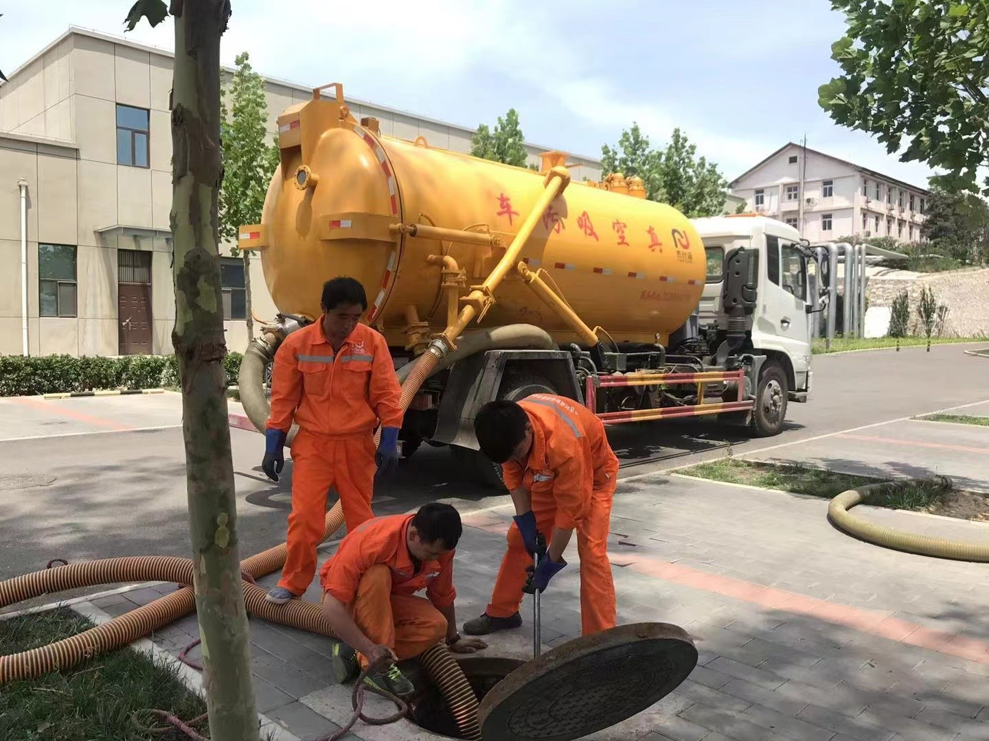 大朗镇管道疏通车停在窨井附近