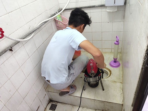 大朗镇管道堵塞冒臭气 专业师傅现场解决问题