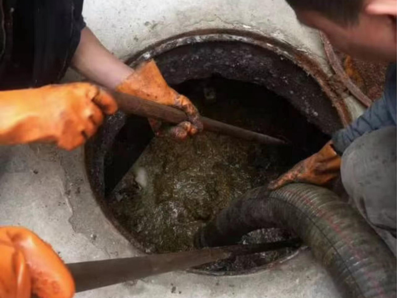 大朗镇清理化粪池时如何避免沼气的危害?